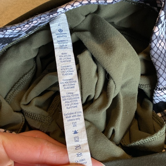 Lululemon SunSalutation Fold Down Waistband. Relaxed Fit. 7/8 Ruched Legs. Sz. 2 - Picture 14 of 16